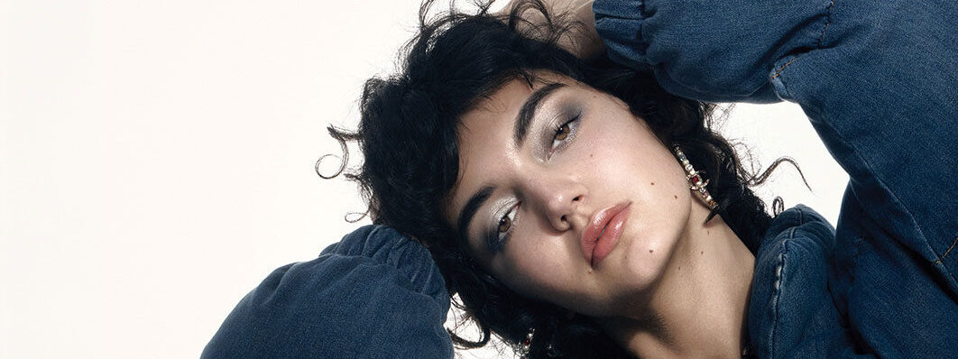 عندما تعيد دار Chanel موضة الدنيم من خلال مجموعة مكياج مميزة