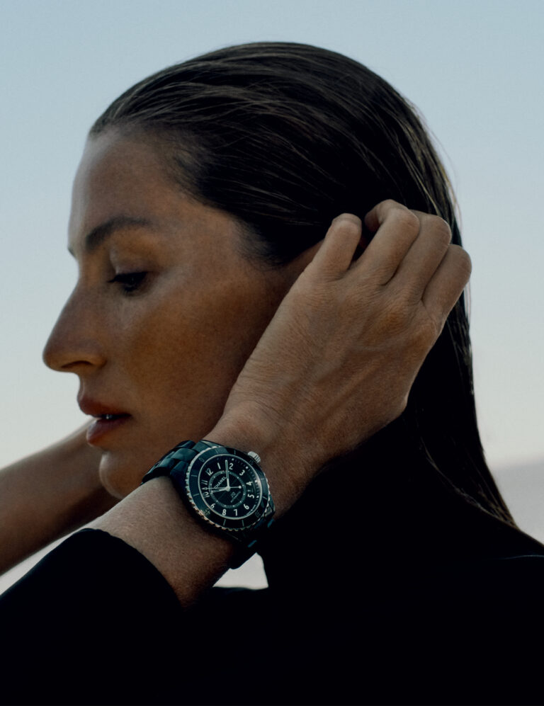 ساعة J12 من CHANEL تكتب فصلاً جديداً مع Gisele Bündchen