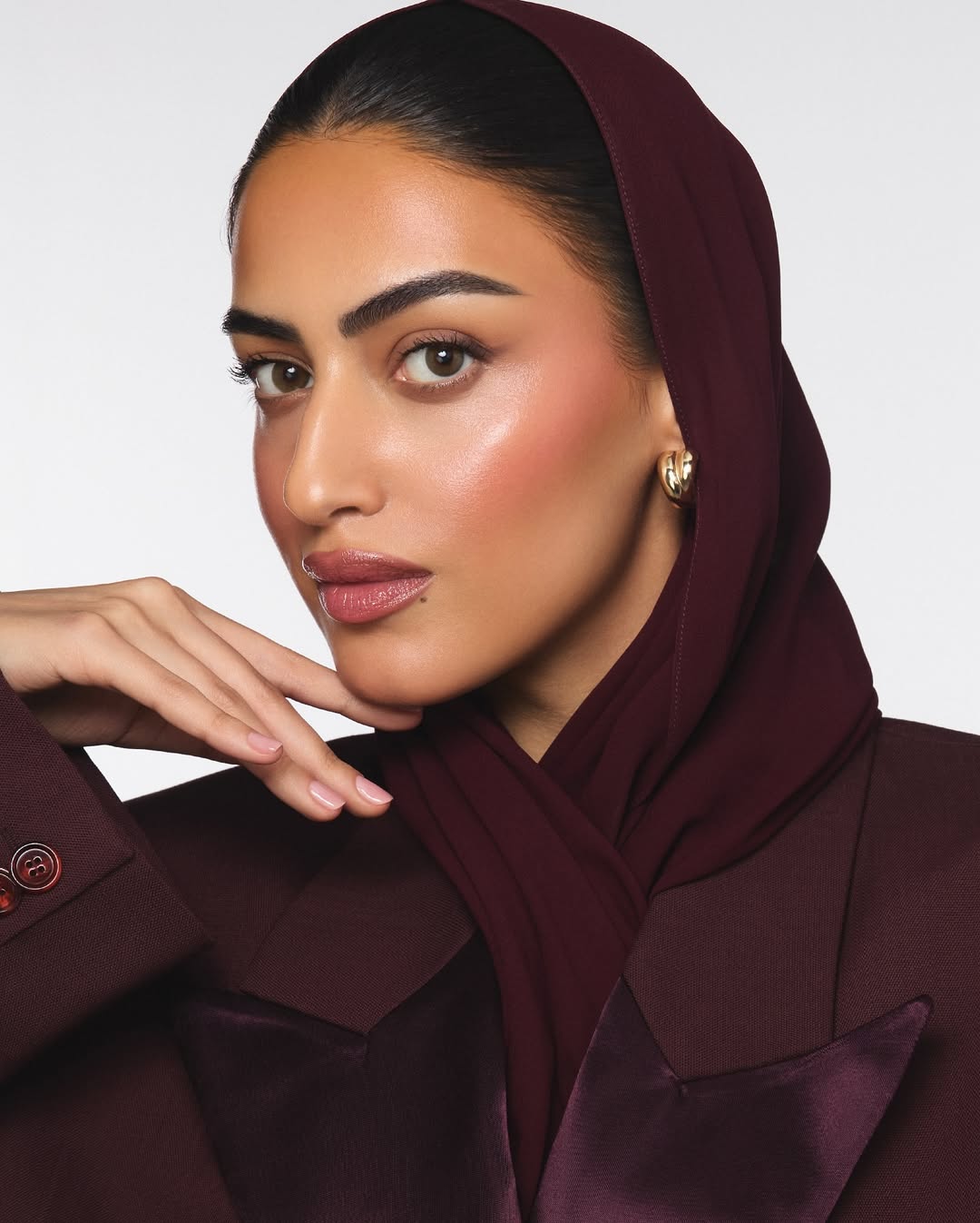 يارا النملة: القوة الهادئة خلف صعود الجمال السعودي إلى العالم