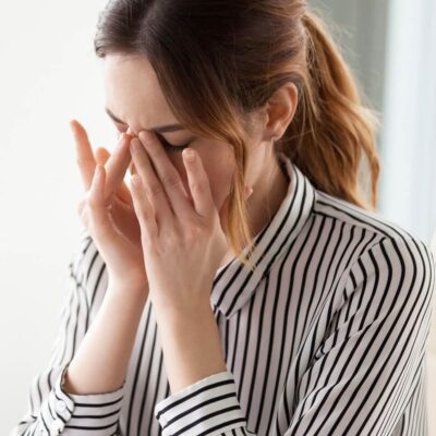 ما اسباب انتفاخ تحت العين وكيف تعالجينه بذكاء؟