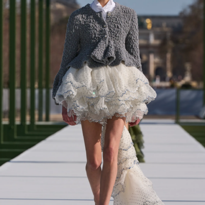 عرض Dior يدخلنا الى عالمٍ خيالي مع روعة تداخل الأقمشة والقصات