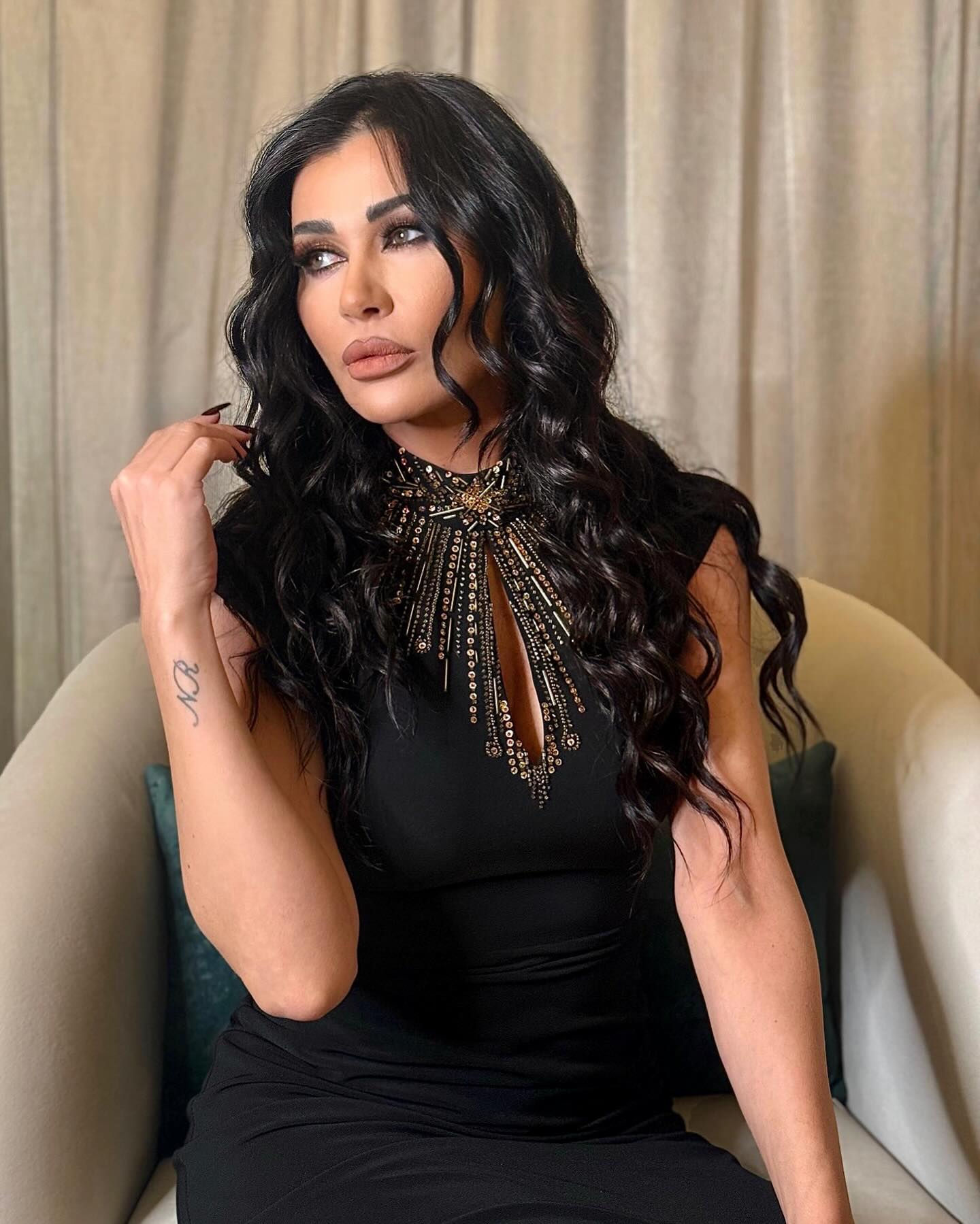 نادين الراسي تفاجئ جمهورها بحذف كل منشوراتها