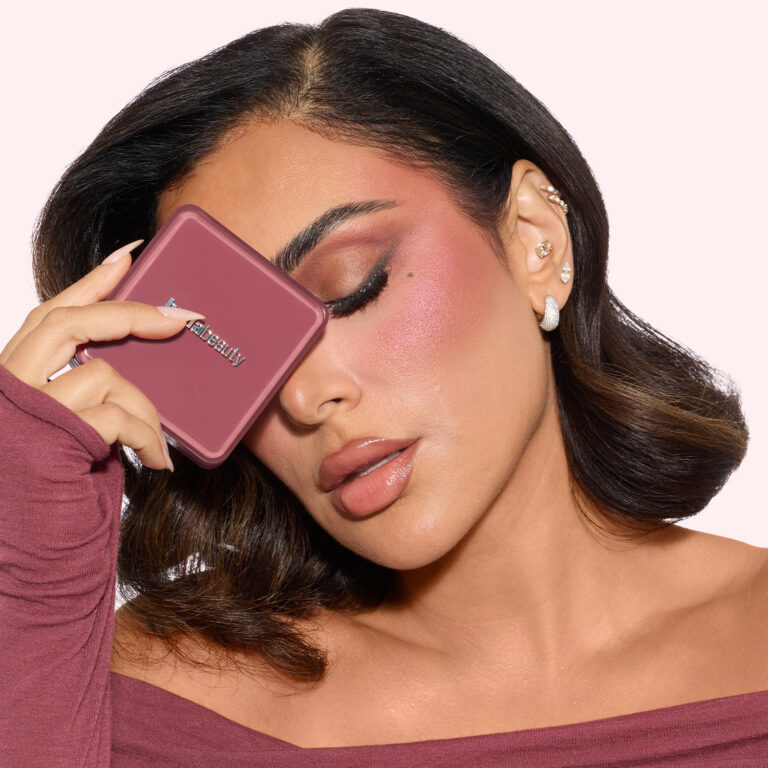 Huda Beauty تكشف عن مجموعة Strawberry Latte