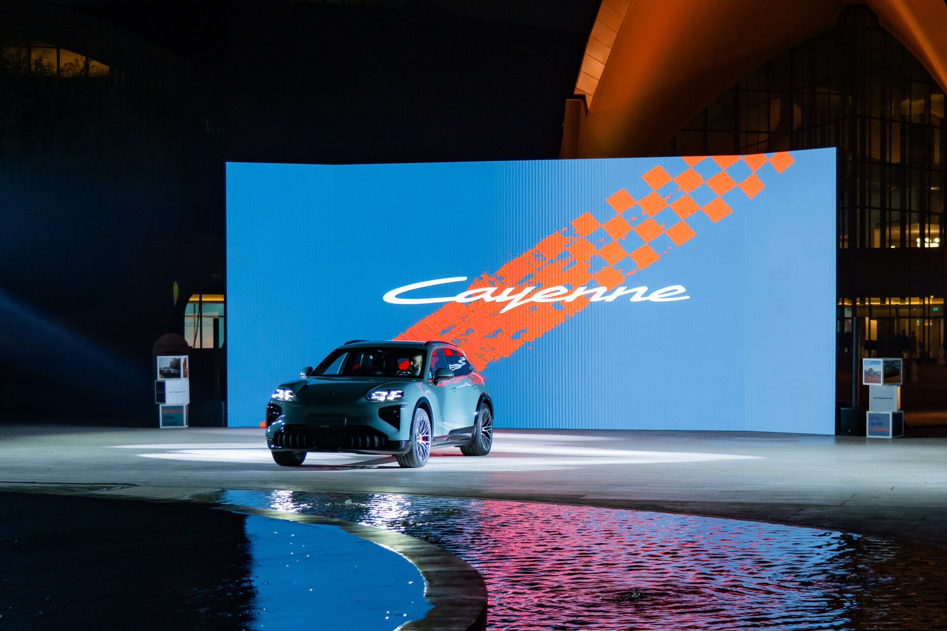 مركز Porsche في أبوظبي والعين يكشف عن Cayenne Electric