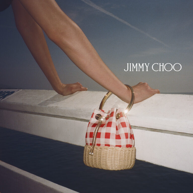 سحر الريفييرا وهدوء ماليبو يجتمعان في حملة  Jimmy Choo الجديدة