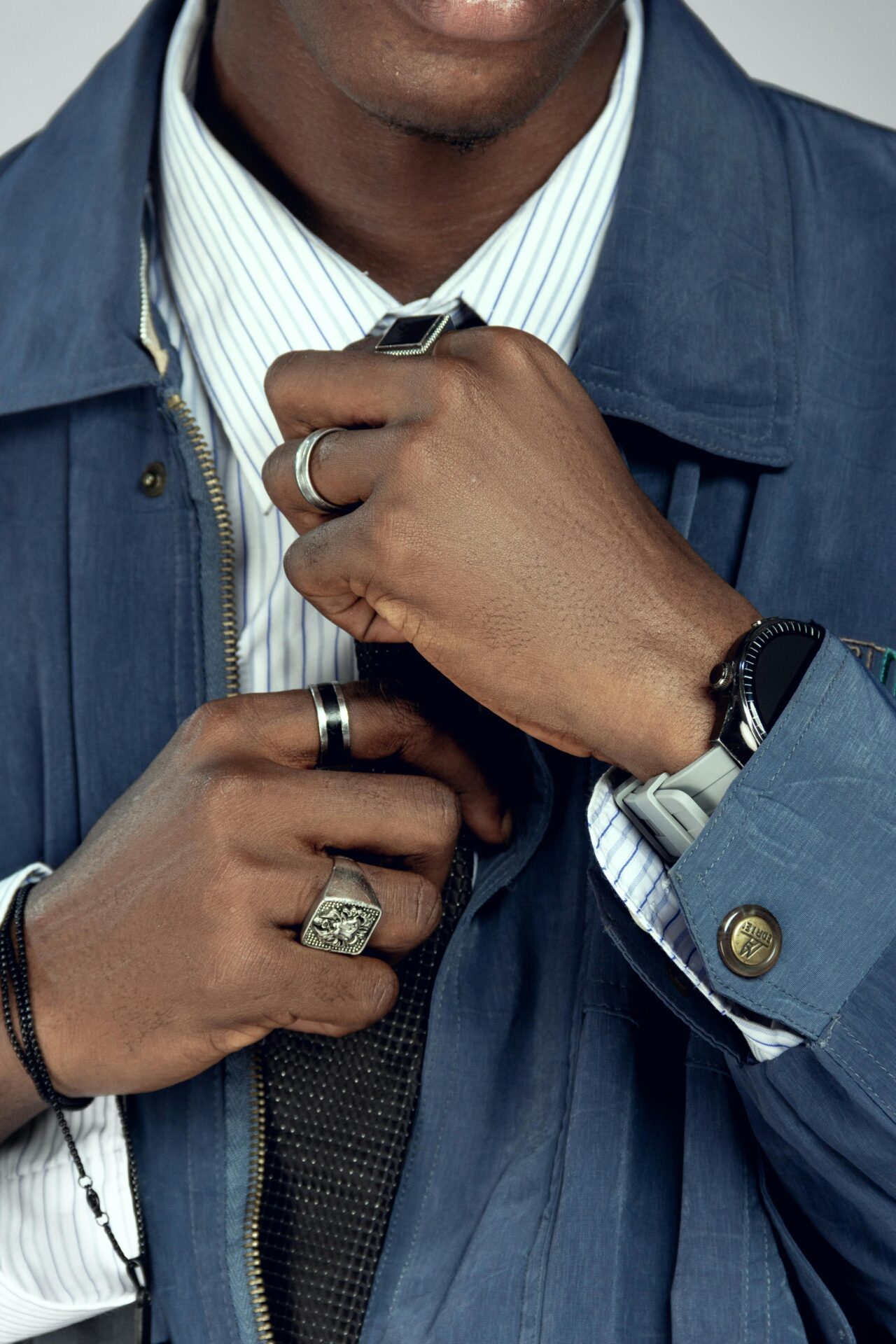 مجوهرات للرجال: دليل لإضفاء لمسة مميزة على إطلالته