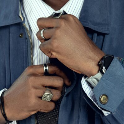 مجوهرات للرجال: دليل لإضفاء لمسة مميزة على إطلالته