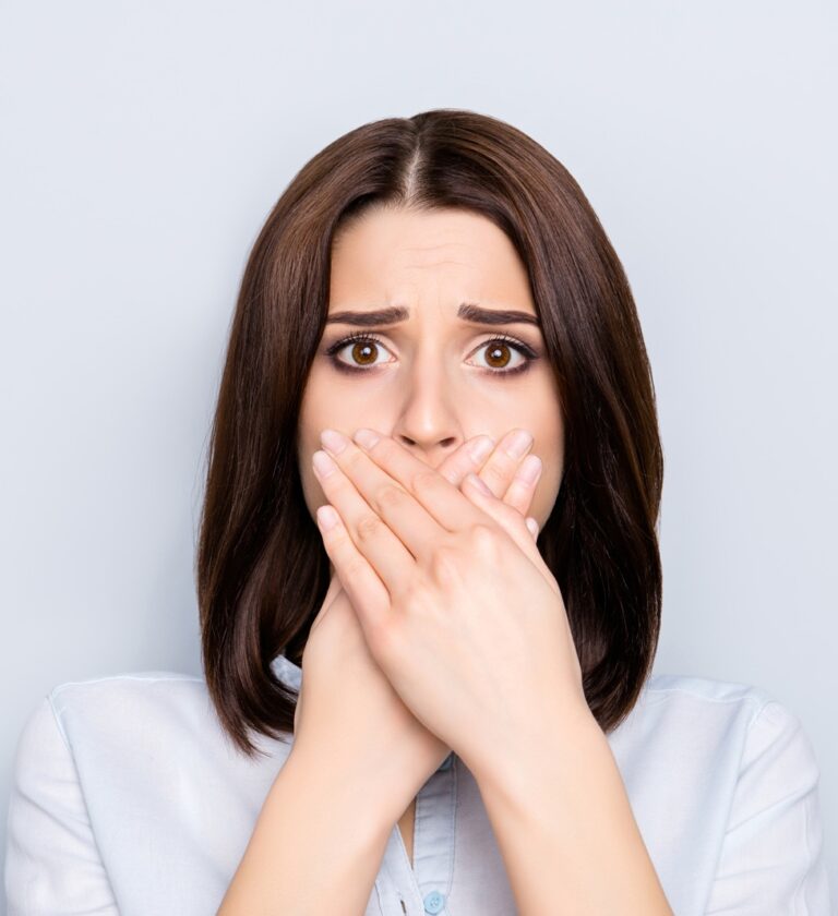 ما سبب التلعثم في الكلام عند الكبار؟