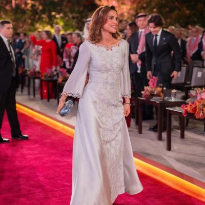 الملكة رانيا بصورة عائلية مؤثرة مع حفيدتيها