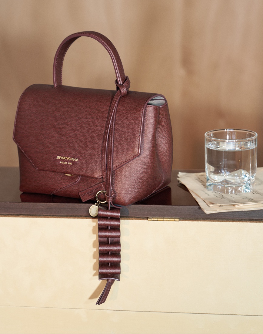 Emporio Armani تكشف عن مجموعة حقائب “1981” احتفالاً بعام تأسيس الدار