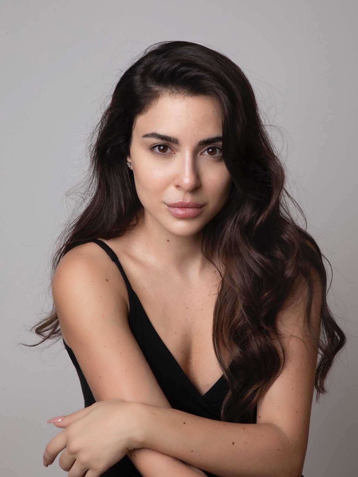 سارة أبي كنعان تخطف الأنظار بإطلالتها خلال الحمل