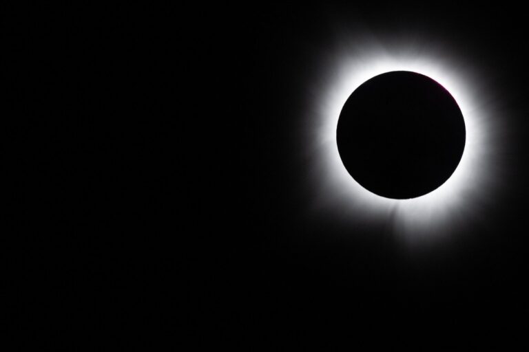 العلماء يترقبون كسوف الشمس في 12 أغسطس
