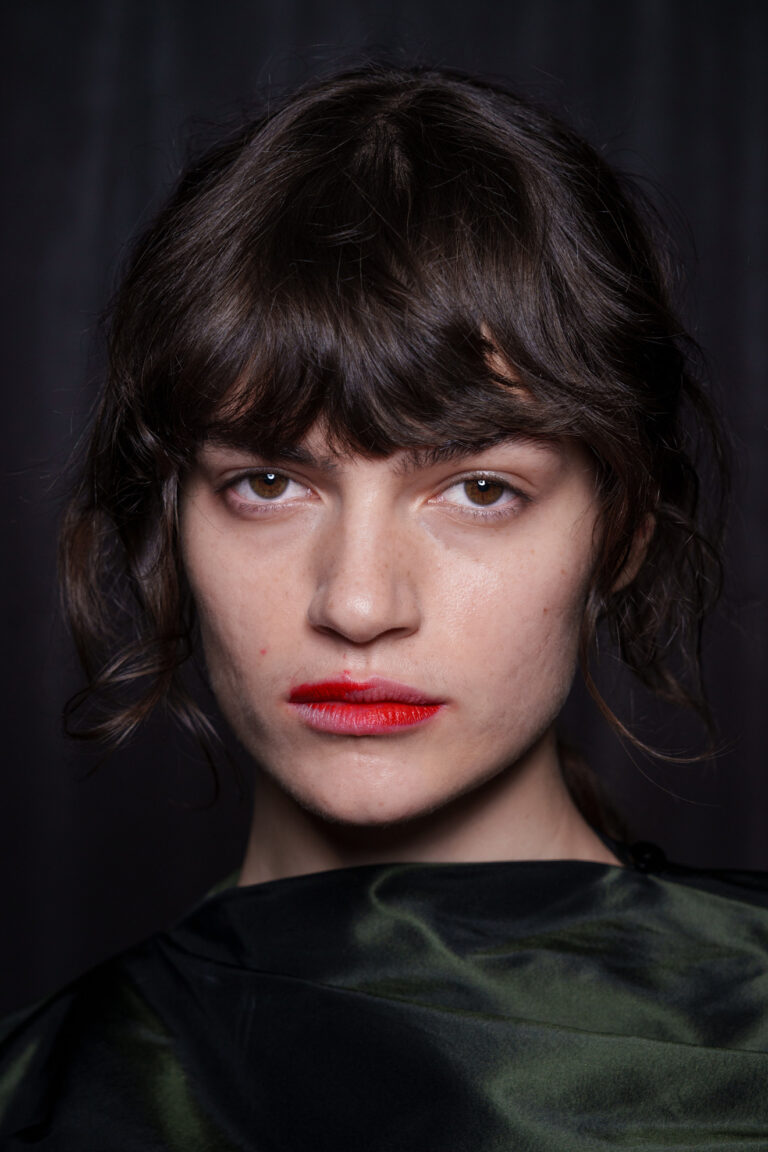  Asymmetric Makeup صيحة خريف 2026 : المكياج غير المتناظر يغيّر قواعد الجمال