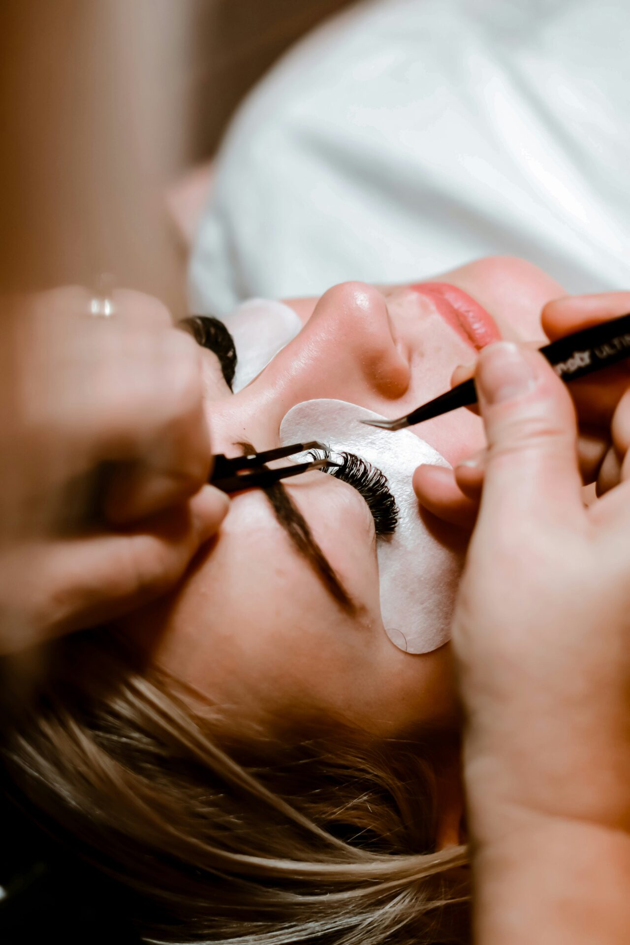 ما الفرق بين Lash Lift وLash Extensions وأيهما يناسب رموشك؟