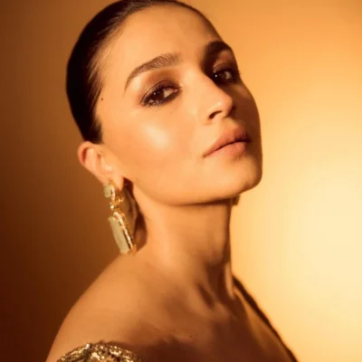 النجمة Alia Bhatt بتسريحة slicked-back bun