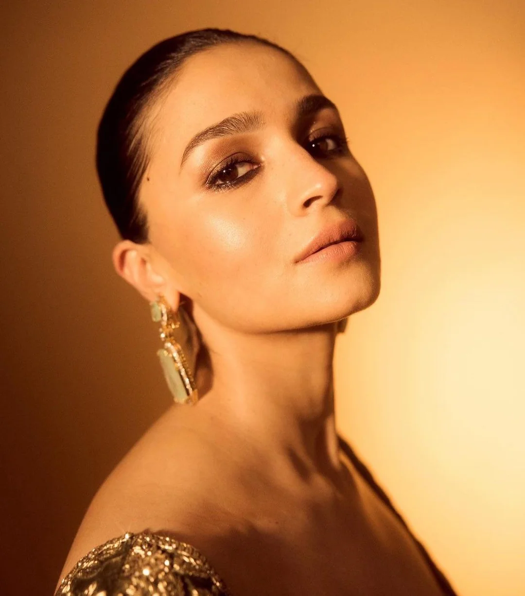 النجمة Alia Bhatt بتسريحة slicked-back bun
