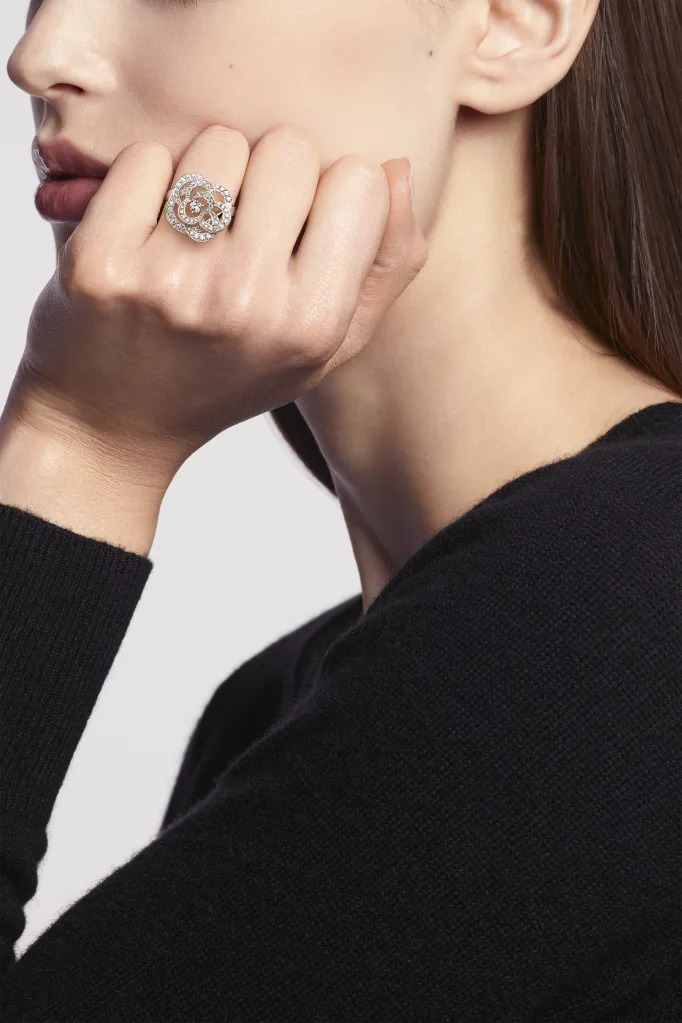 CHANEL تكشف عن مجموعة CAMÉLIA لعام 2026 بتصاميم من الذهب والألماس