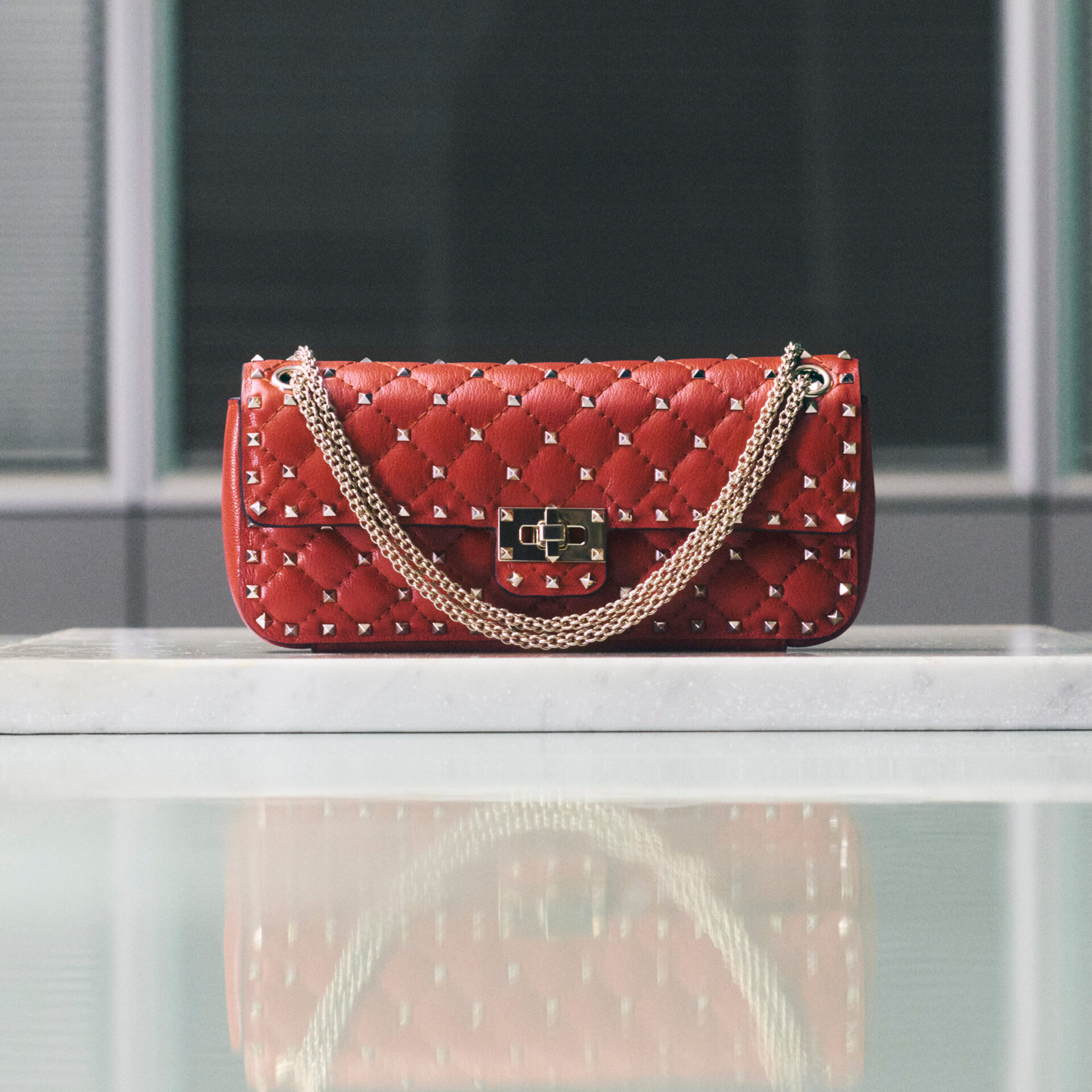 Valentino تعيد إحياء حقيبة Rockstud Spike بنسخة جديدة