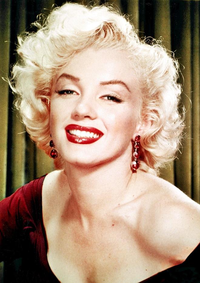 Marilyn Monroe بالروج الأحمر