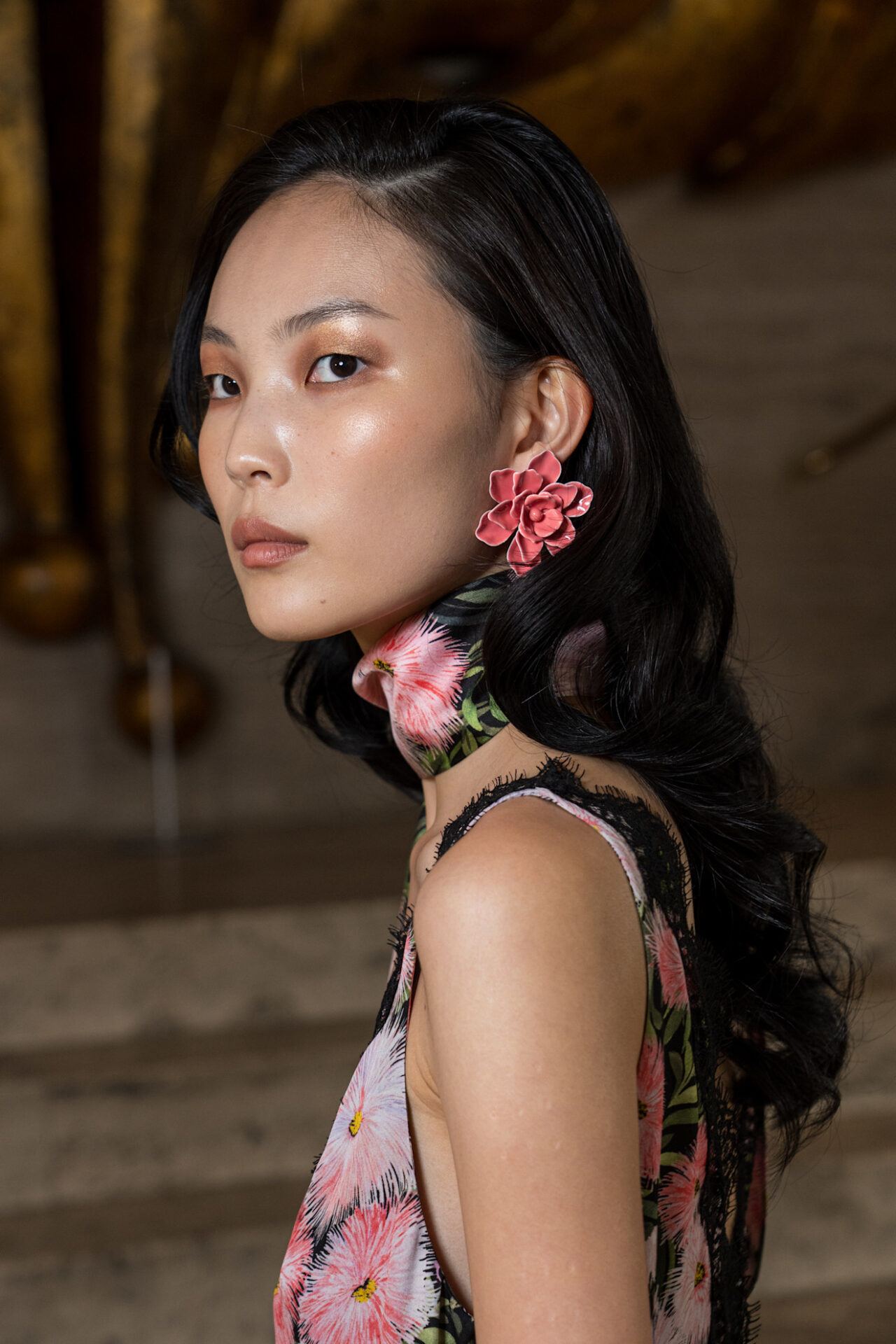 تسريحة عارضة Carolina Herrera بأسلوب ريترو