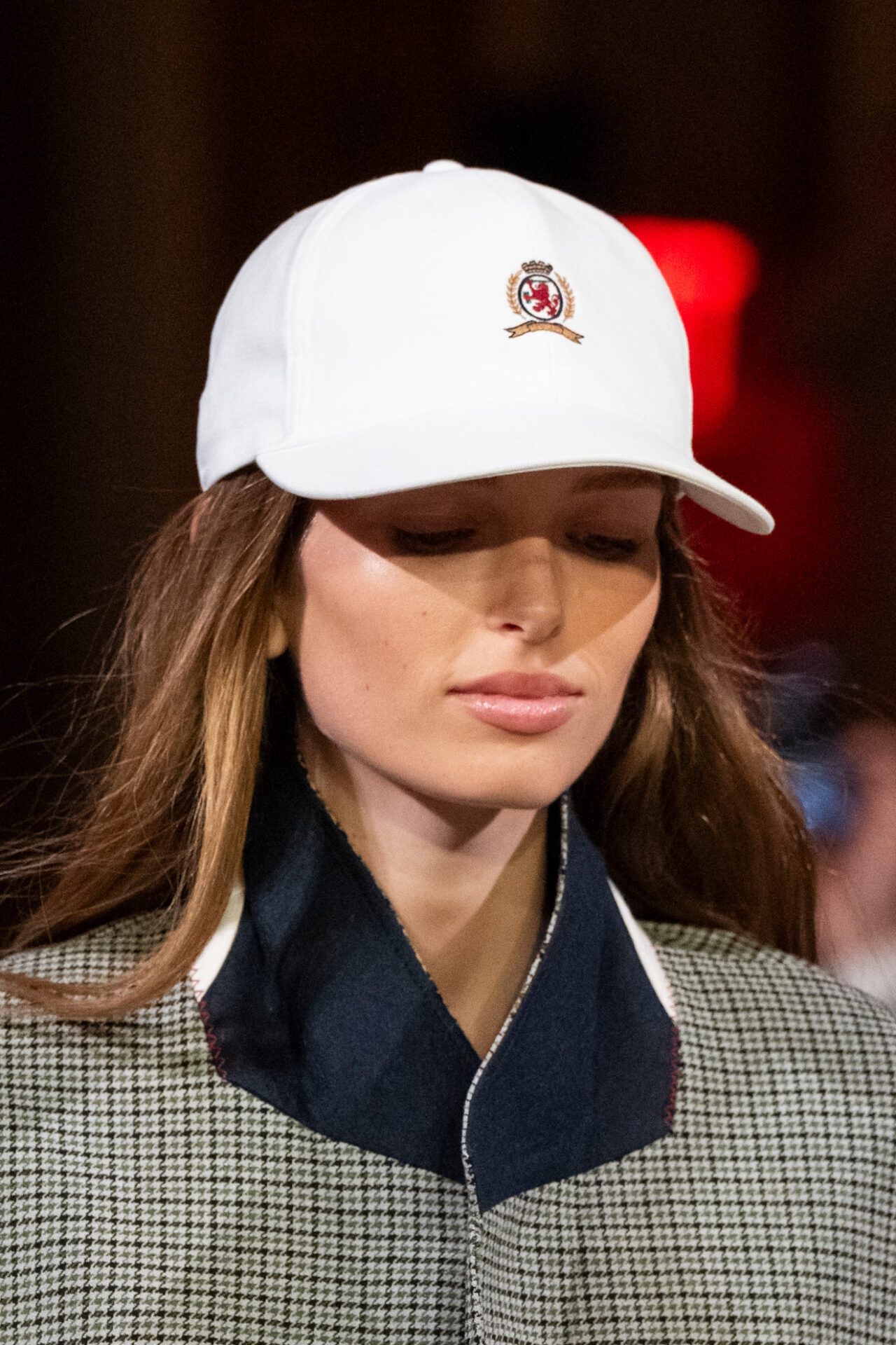 عارضة Tommy Hilfiger