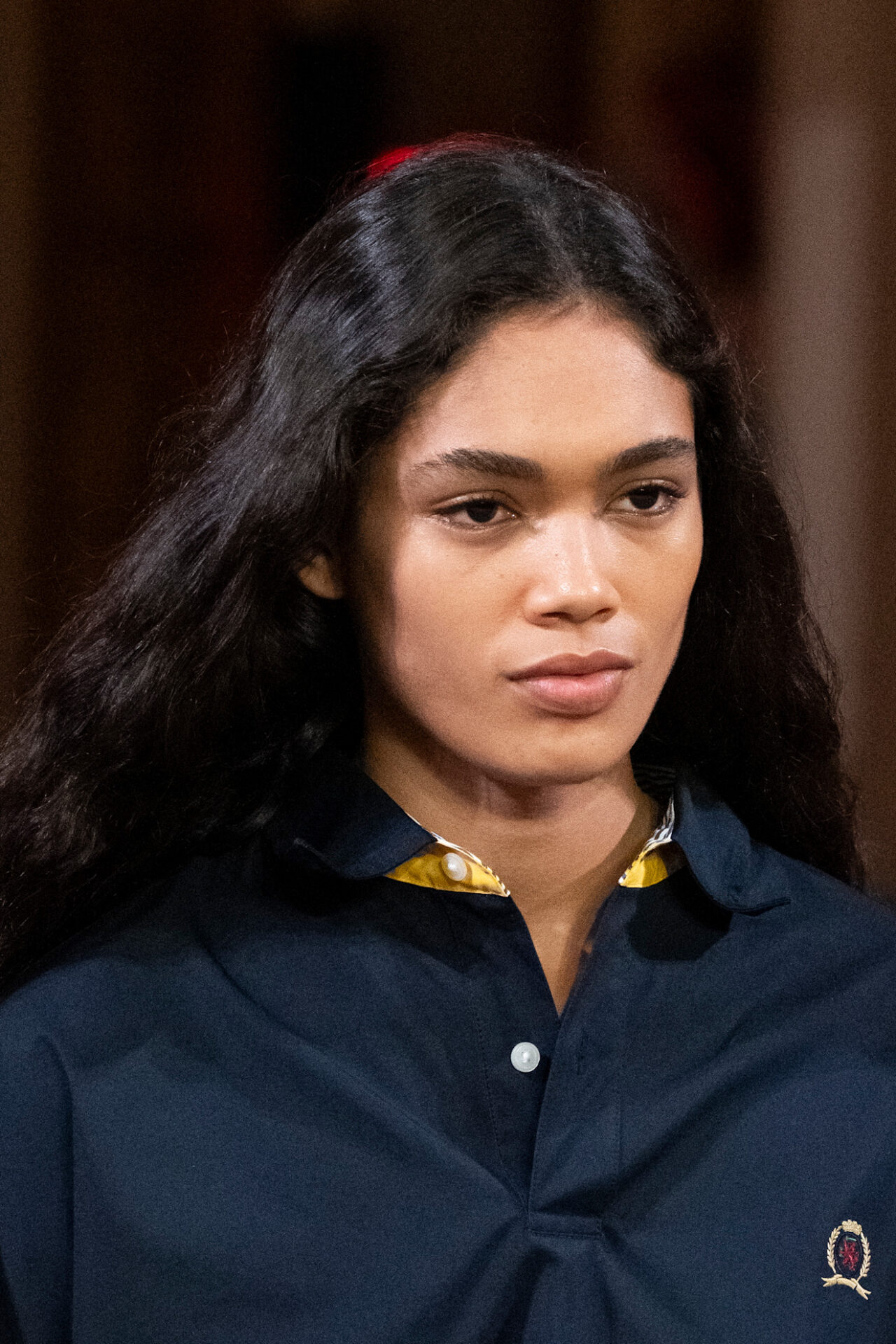 عارضة Tommy Hilfiger بالريترو