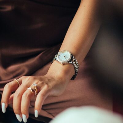 ما أفضل ساعة نسائية تجمع بين الأناقة والسعر المناسب؟