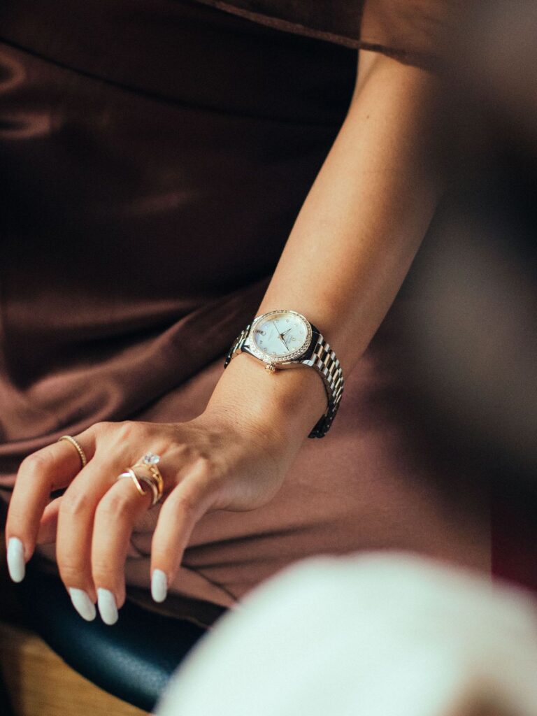 ما أفضل ساعة نسائية تجمع بين الأناقة والسعر المناسب؟