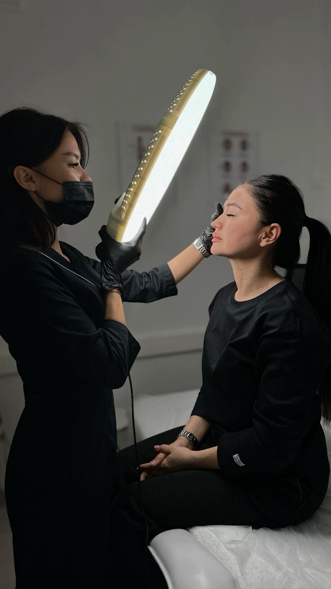 ما الفرق بين المايكروبليدنج والتاتو التجميلي للحواجب؟