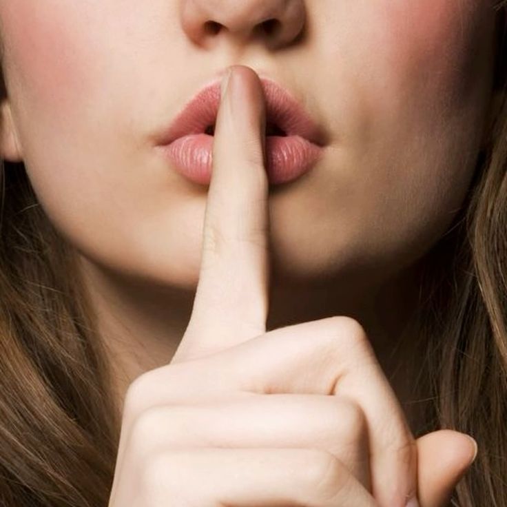لماذا تظهر مناطق داكنة حول الفم؟