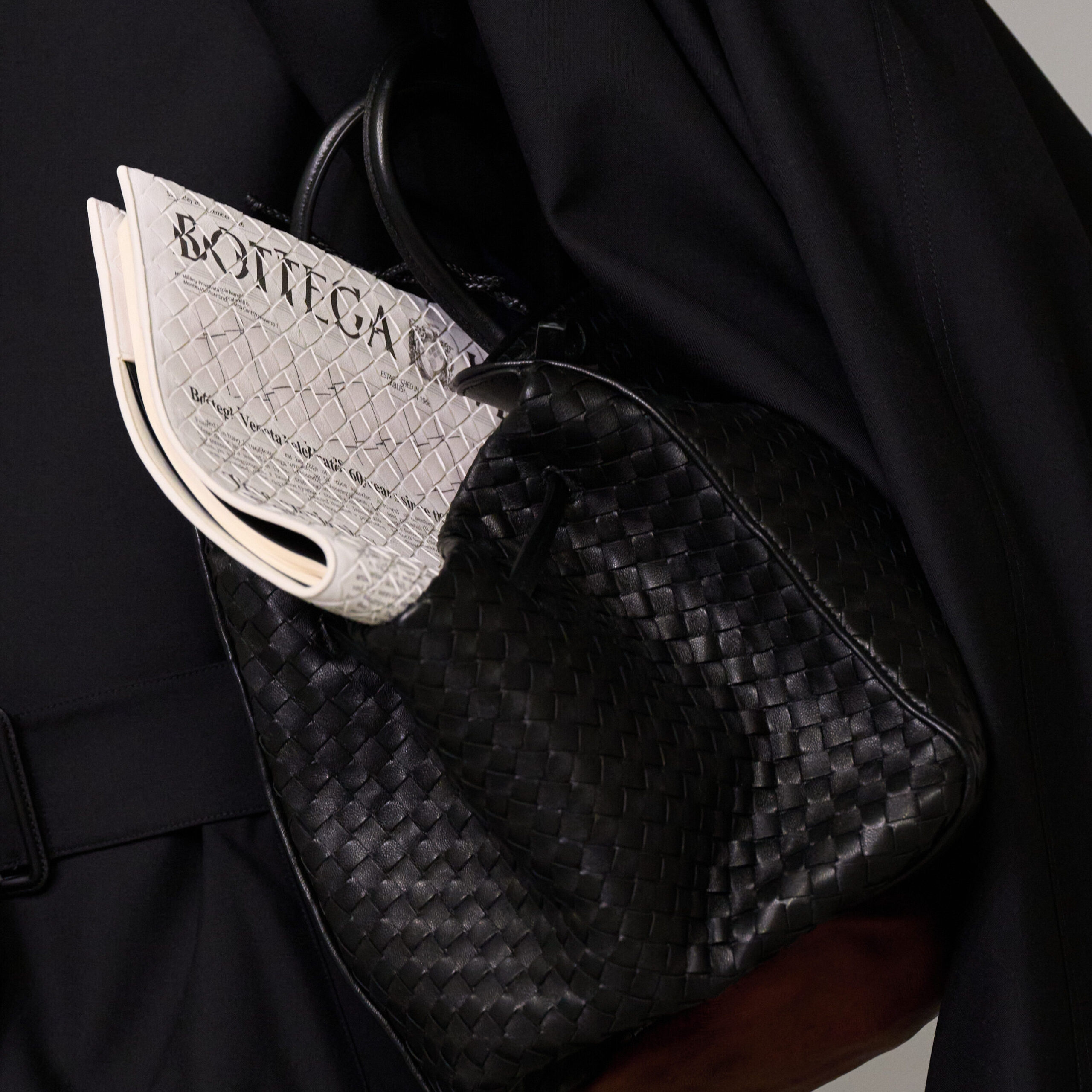 في عرض Bottega Veneta لموسم ربيع وصيف 2027، بدأ العرض قبل الإطلالة الأولى