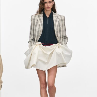 العلامة العريقة Loewe تقدم عرضًا متجددًا بقصاتٍ متقنة!