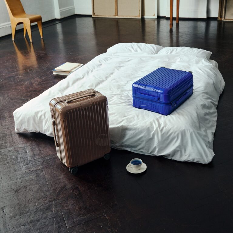 RIMOWA تطلق ألواناً جديدة لحقيبتي Essential و Groove