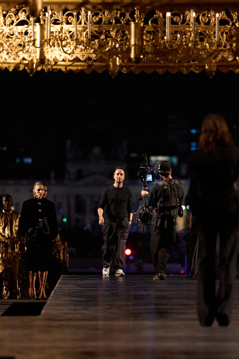 المدير الإبداعي Anthony Vaccarello يطوي صفحة من مسيرته مع دار Saint Laurent