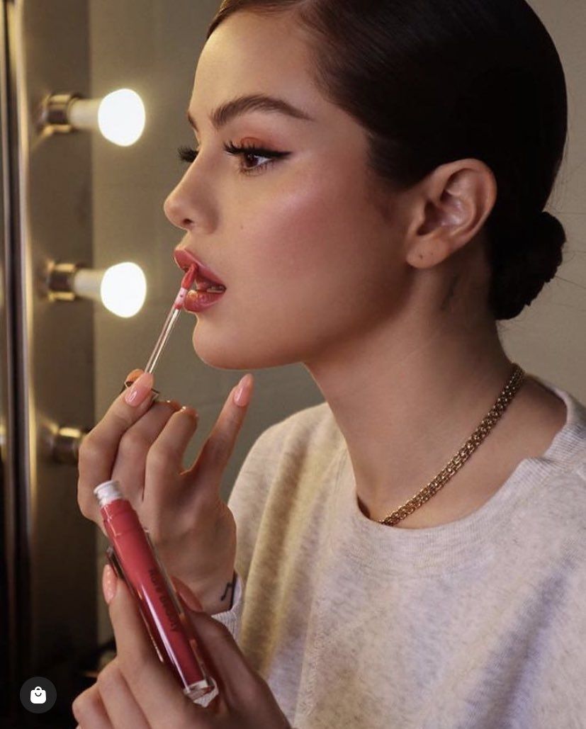 كيف أحصل على شفاه زجاجية مثل النجمات؟